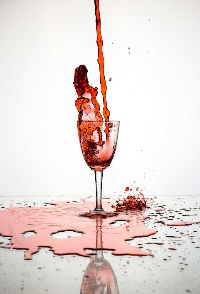 Pete pe pereti cu vin rosu - solutia: autocolant decorativ